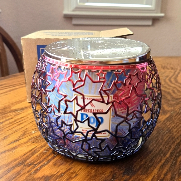 πBOGO 50% OFFππ―NWTβΌοΈBBW "Firecracker Pop" 3-wick Candle with Star Holder - Picture 3 of 15